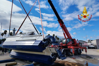 San Benedetto - Barca scivola dai supporti in porto: intervento dei vigili del fuoco